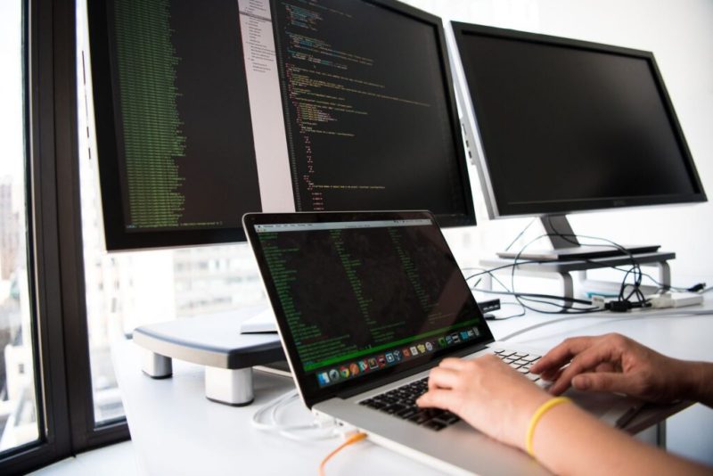 Développement logiciel sur écran