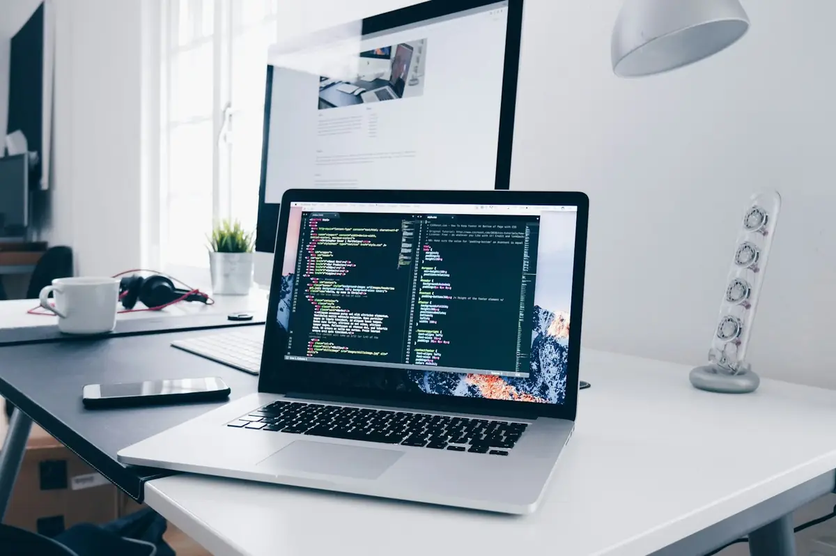 Poste de travail avec ordinateur portable et code à l’écran