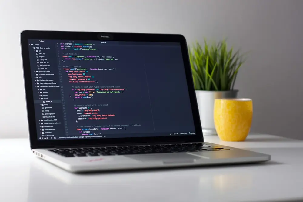 Développement logiciel : code affiché sur un écran
