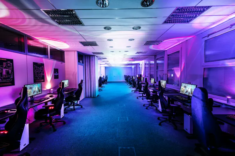 Salle multi-postes gaming et LAN — serveurs de jeux